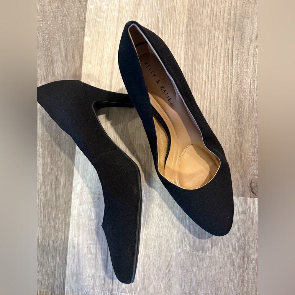 Kelly & Katie Black Pointed Toe Mid Heels